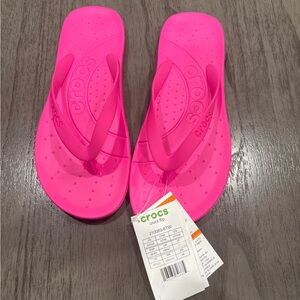 * NWT CROCS Vibrant Pink flip flops Sandals size 9
